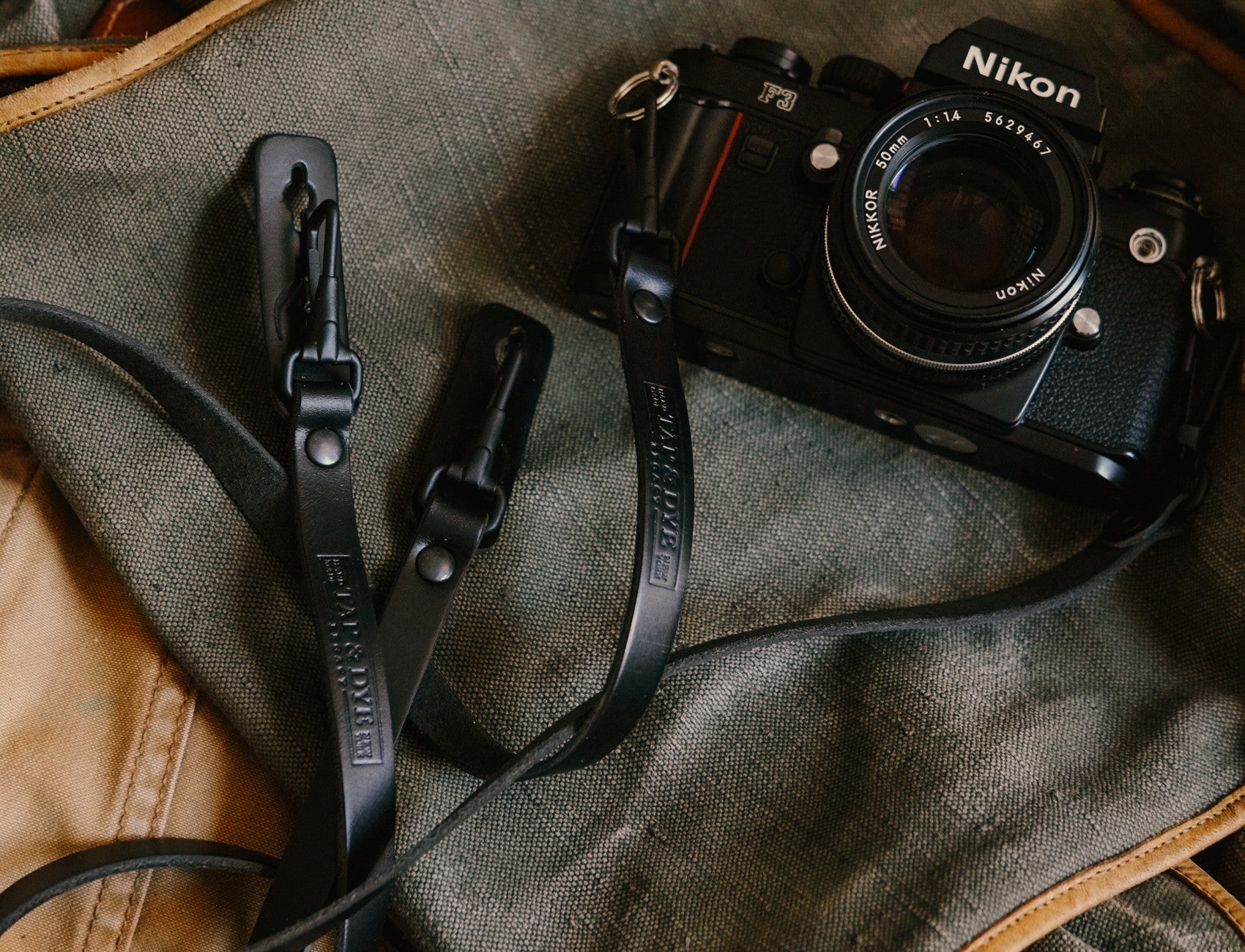 L E G A C Y quick release spring clip camera strap - Nero – TAP & DYE